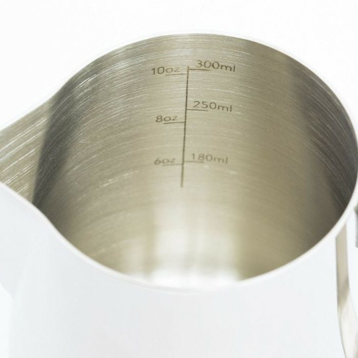 FBC ハンドルトップ ロゴ ラテアートピッチャー 12oz. | コーヒー用品