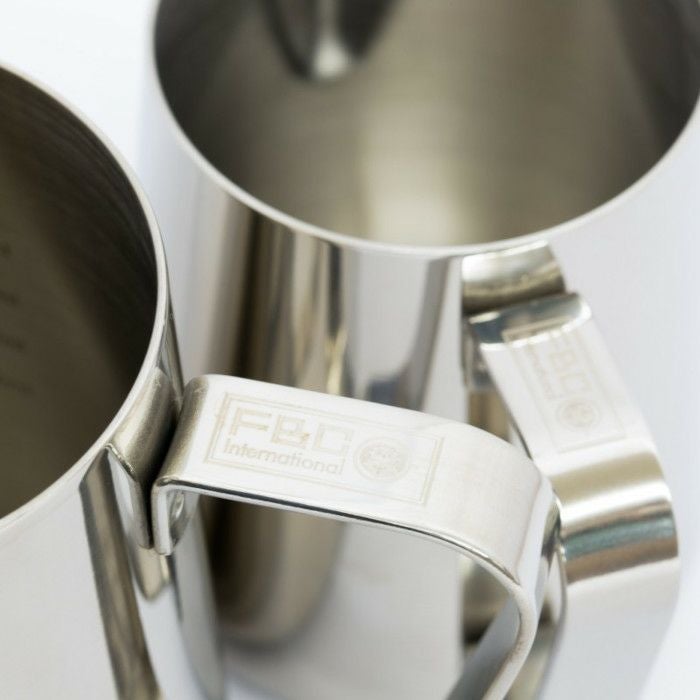 FBC ハンドルトップ ロゴ ラテアートピッチャー 20oz.